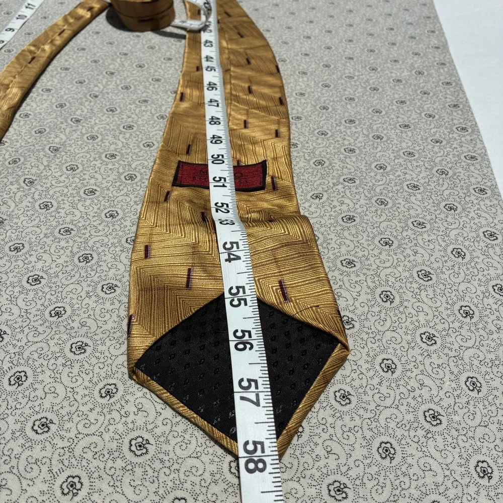 Neo Bill Blass Gold Chevron Silk Necktie Geometric Jacquard Men Formal Accessory